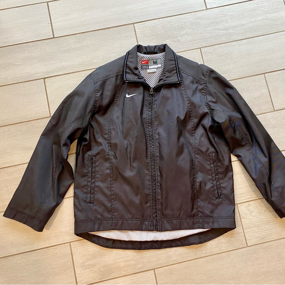 Women’s dark gray Nike windbreaker jacket. Size M. Like new condition.